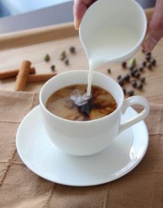 AROMA COFFEEミルクを入れる